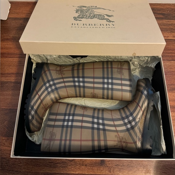 Women’s rain boots - Picture 1 of 4